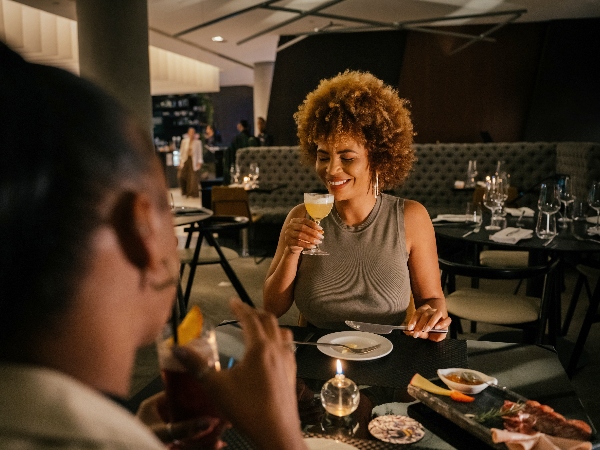 FRIENDS EATING DINNER